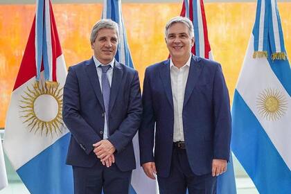 El ministro Caputo junto a Martín Llaryora, gobernador de Córdoba, la segunda provincia con más obras de financiamiento externo