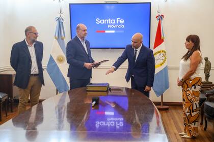 El ministro Claudio Brilloni, al dar su juramento ante el gobernador Omar Perotti