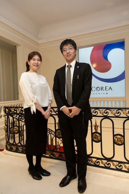 El ministro consejero de la embajada del Japón, Shimada Kenji, y su esposa, Shimada Tomoko