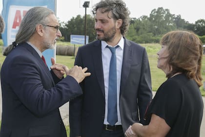El ministro de Agricultura Luis Basterra, el jefe de Gabinete Santiago Cafiero y Susana Mirassou en el día de la asunción como presidenta del INTA