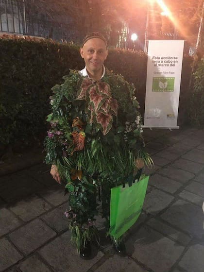 El ministro de Ambiente y Desarrollo Sustentable de la Nación, Sergio Bergman, disfrazado de planta