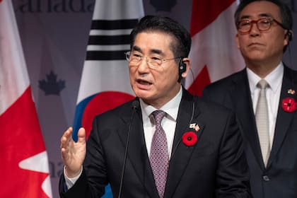 El ministro de Asuntos Exteriores de Corea del Sur, Cho Tae-yul, a la derecha, mientras el ministro de Defensa de Corea del Sur, Kim Yong Hyun, habla durante una conferencia de prensa en Ottawa, Ontario, el 1 de noviembre de 2024