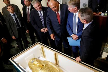 El ministro de Asuntos Exteriores de Egipto, Sameh Shoukry, y el fiscal de distrito de Manhattan, Cyrus R. Vance Jr., examinan el ataúd de oro de Nedjemankh