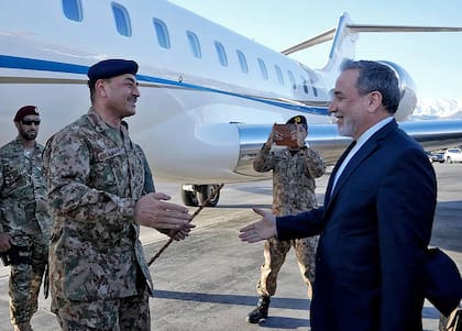 El ministro de Asuntos Exteriores de Irán, Abbas Araghchi (derecha), dando la bienvenida al jefe del ejército pakistaní, Asim Munir, a su llegada al aeropuerto de Teherán (AFP)