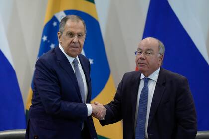 El ministro de Asuntos Exteriores de Rusia, Sergei Lavrov, izquierda, y el ministro de Asuntos Exteriores de Brasil, Mauro Vieira, se dan la mano durante una declaración conjunta en el Palacio de Itamaraty en Brasilia, Brasil, el lunes 17 de abril de 2023.