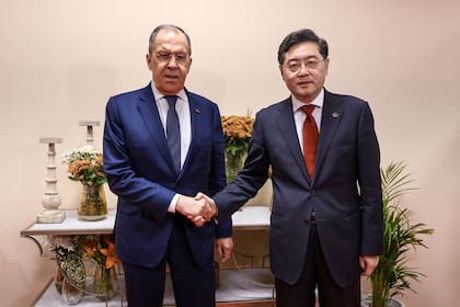 El ministro de Asuntos Exteriores de Rusia, Sergei Lavrov (I), se reúne con el ministro de Asuntos Exteriores de China, Qin Gang, al margen de la reunión de ministros de Asuntos Exteriores del G20 en Nueva Delhi, el 2 de marzo de 2023.