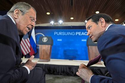 El ministro de Asuntos Exteriores de Rusia, Sergei Lavrov, y el secretario de Estado, Marco Rubio, hablan antes de una conferencia de prensa con el presidente Donald Trump y el presidente ruso, Vladimir Putin, en la Base Conjunta Elmendorf-Richardson, Alaska, el viernes 15 de agosto de 2025.