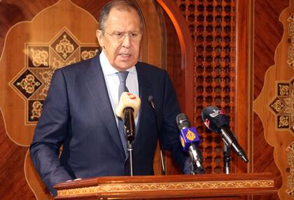 El ministro de Asuntos Exteriores de Rusia, Sergei Lavrov, ofrece una rueda de prensa conjunta con su homólogo omaní tras su reunión en Mascate el 11 de mayo de 2022. 
