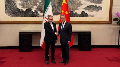 El ministro de Asuntos Exteriores iraní, Abbas Araghchi, junto a su homólogo chino, Wang Yi, antes de las conversaciones que mantendrían en Pekín el 6 de mayo de 2026.