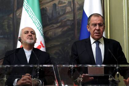 El ministro de Asuntos Exteriores ruso, Sergei Lavrov, y su homólogo iraní, Mohammad Javad Zarif, en una conferencia de prensa en Moscú.