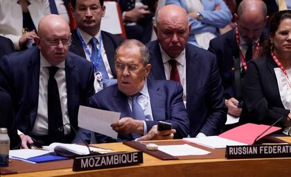 El ministro de Asuntos Exteriores ruso, Sergei Lavrov, asiste a una reunión del Consejo de Seguridad de la ONU sobre Ucrania, al margen de la 78ª Asamblea General de la ONU, en la sede de la ONU en Nueva York, el 20 de septiembre de 2023. (Fotografía de TIMOTHY A. CLARY / AFP)