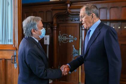 El ministro de Asuntos Exteriores ruso, Sergei Lavrov, se reúne con el secretario general de la ONU, Antonio Guterres, en Moscú el 26 de abril de 2022.