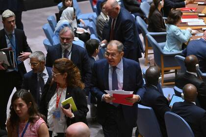 El ministro de Asuntos Exteriores ruso, Sergei Lavrov (C), sale tras intervenir durante una reunión de alto nivel del Consejo de Seguridad sobre la situación en Ucrania, al margen de la 78ª Asamblea General de la ONU, en la sede de la ONU en Nueva York, el 20 de septiembre de 2023. (Foto de ANGELA WEISS / AFP)