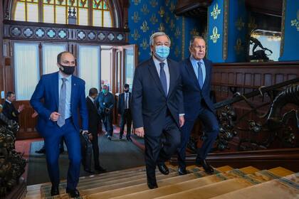 El ministro de Asuntos Exteriores ruso, Sergei Lavrov, se reúne con el secretario general de la ONU, Antonio Guterres, en Moscú el 26 de abril de 2022.