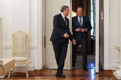 El ministro de Asuntos Exteriores ruso, Sergei Lavrov, se reúne con su par kazajo, Mukhtar Tleuberdi, en Moscú el 22 de abril de 2022.