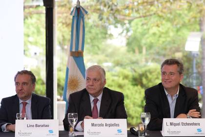 El ministro de Ciencia, Lino Barañao, el presidente del Grupo Sidus, Marcelo Argüelles, y el secretario de Agroindustria, Luis Miguel Etchevehere