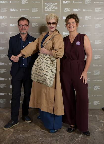 El ministro de Cultura Enrique Avogadro, Alejandra Radano (protagonizará Elsa Tiro) y la directora del Complejo Teatral Buenos Aires, Gabriela Ricardes, en la presentación de la temporada