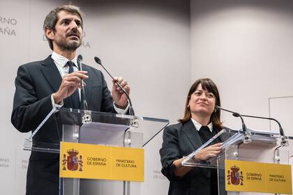 El ministro de Cultura, Ernest Urtasun, junto con la directora general del Libro y del Fomento de la Lectura, María José Gálvez, anunciaron el veredicto del Premio Cervantes de Literatura 2025, esta tarde, en la capital española