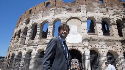 El ministro de Cultura italiano posa frente al Coliseo, en Roma, que exhibe desde hoy la luminosidad y esplendor originales en su fachada, después de que se haya completado la primera fase del proyecto de restauración