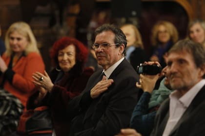 El ministro de Cultura Tristán Bauer y el director artístico del Centro Cultural de la Cooperación, Juano Villafañe, celebraron el ingreso de Dubatti a la AAL 