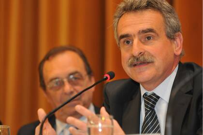 El ministro Agustín Rossi, ayer, al presentar su mapamundi