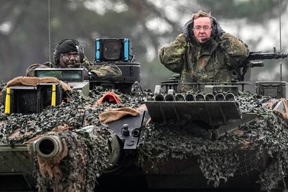 El ministro de Defensa alemán, Boris Pistorius, en un Leopard 2 en Augustdorf. (AP/Martin Meissner)