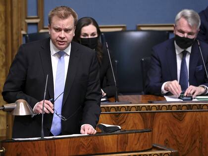 El Ministro de Defensa, Antti Kaikkonen, en el Parlamento