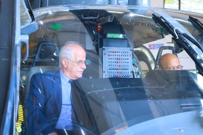 El ministro de Defensa argentino, Jorge Taiana, en un helicóptero militar de la empresa Hindustan Aeronautics Limited (HAL)