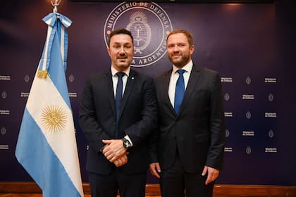 El ministro de Defensa argentino Luis Petri junto al canciller de Estonia Margus Tsahkna en Buenos Aires