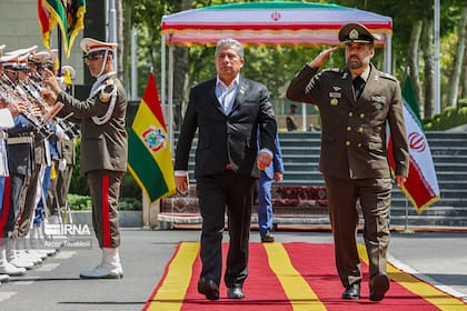 El ministro de Defensa de Irán, general de brigada Mohamad Reza Qarai Ashtiani y su homólogo boliviano, Edmundo Novillo Aguilar, firmaron un memorando de cooperación bilateral en Teherán, el jueves 20 de julio de 2023.