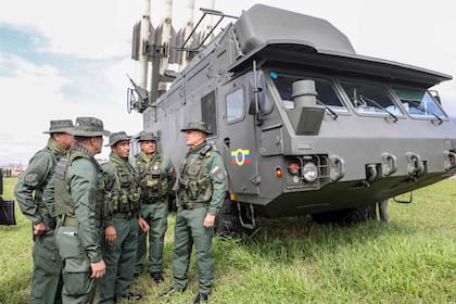 El ministro de Defensa de Venezuela (der.), Vladimir Padrino López, junto a mandos militares durante un ejercicio