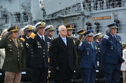 El ministro de Defensa, Jorge Taiana, acompañado por el jefe de la Armada Argentina, almirante Julio Horacio Guardia, presidió la ceremonia en conmemoración del 208° aniversario del arma naval, en la Base Naval Puerto Belgrano