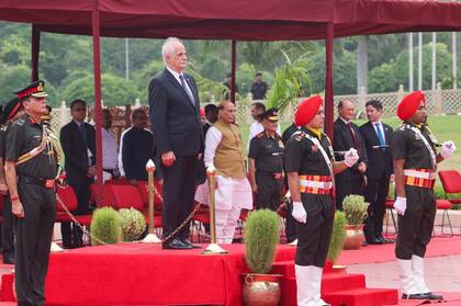 El ministro de Defensa, Jorge Taiana, al ser recibido en la India