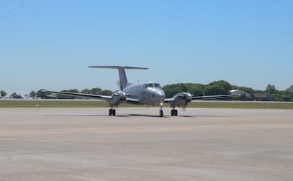 El ministro de Defensa, Jorge Taiana, presenta la nueva aeronave Beechcraft TC-12B Huron, adquirida con el Fondo Nacional de la Defensa (FONDEF) para la Fuerza Aérea Argentina. Participan el jefe del Estado Mayor Conjunto de las Fuerzas Armadas, teniente general Juan Martín Paleo, y el jefe de la Fuerza Aérea, brigadier general Xavier Julián Isaac