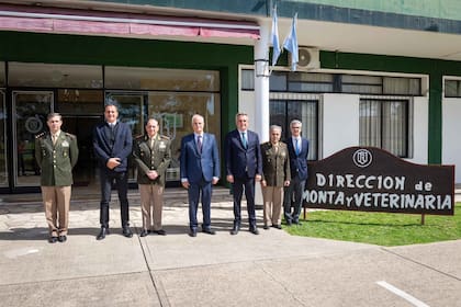 El ministro de Defensa, Jorge Taiana, y el jefe de Gabinete, Agustín Rossi, junto a autoridades militares y el titular de la AABE, Eduardo Albanese