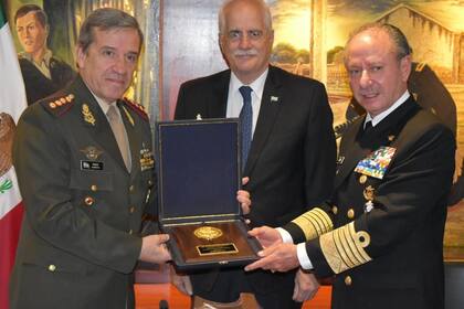 El ministro de Defensa, Jorge Taiana, y el jefe del Estado Mayor Conjunto de las Fuerzas Armadas, teniente general Juan Martín Paleo, reciben una distinción en México