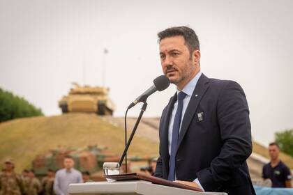 El ministro de Defensa, Luis Petri, en el acto de entrega de 10 unidades del tanque argentino mediano TAM, modernizadas a la versión 2C-A2