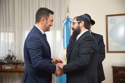El ministro de Defensa, Luis Petri, recibió al rabino Jaim Oirejman, a quien le transmitió su preocupación por la situación de las personas secuestradas por Hamas