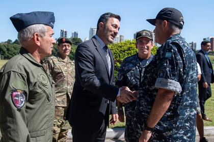 El ministro de Defensa, Luis Petri, y el jefe del Estado Mayor Conjunto de las Fuerzas Armadas, brigadier general Xavier Julián Isaac, con oficiales de la Armada