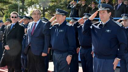 El ministro de Defensa presentó el avión Hércules KC-130 modernizado