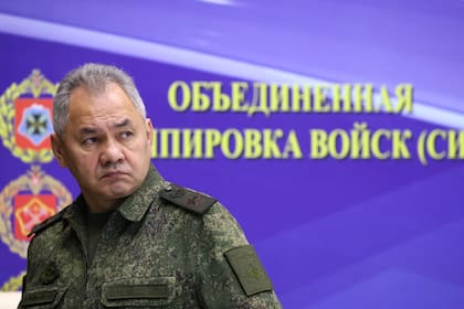 El ministro de Defensa ruso, Sergei Shoigu, aparece en la foto durante una visita al cuartel general conjunto de las fuerzas armadas involucradas en la operación militar especial en Ucrania