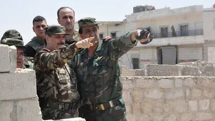 El ministro de Defensa sirio, en una visita a los soldados del régimen