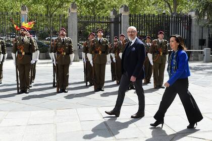 El ministro de Defensa ucraniano, Oleksii Reznikov y la ministra de Defensa, Margarita Robles, a su llegada a un acto en el Ministerio de Defensa, el 12 de abril de 2023, en Madrid, España
