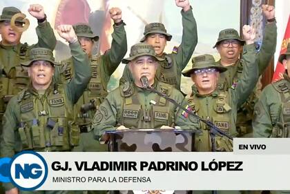 El ministro de Defensa, Vladimir Padrino López, junto a altos generales del Ejército durante un pronunciamiento contra el "golpe de Estado"