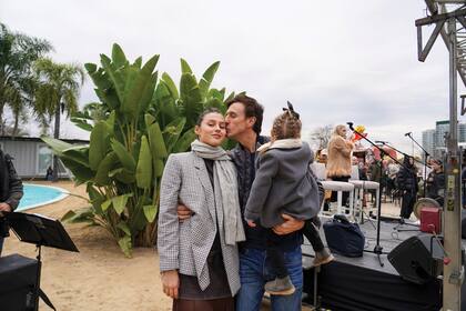 El ministro de Desarrollo Económico del gobierno porteño da un tierno beso a su hija mayor, que además de cantante es modelo.