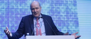 Sturzenegger adelantó posibles cambios en negociaciones salariales, impuestos y más recortes