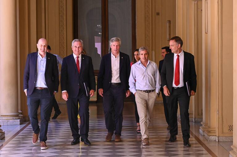 El ministro de Desregulación y Transformación del Estado, Federico Sturzenegger; el canciller Pablo Quirno; el presidente del Banco Central, Santiago Bausili; el ministro de Economía, Luis Caputo; y el jefe de Gabinete, Manuel Adorni