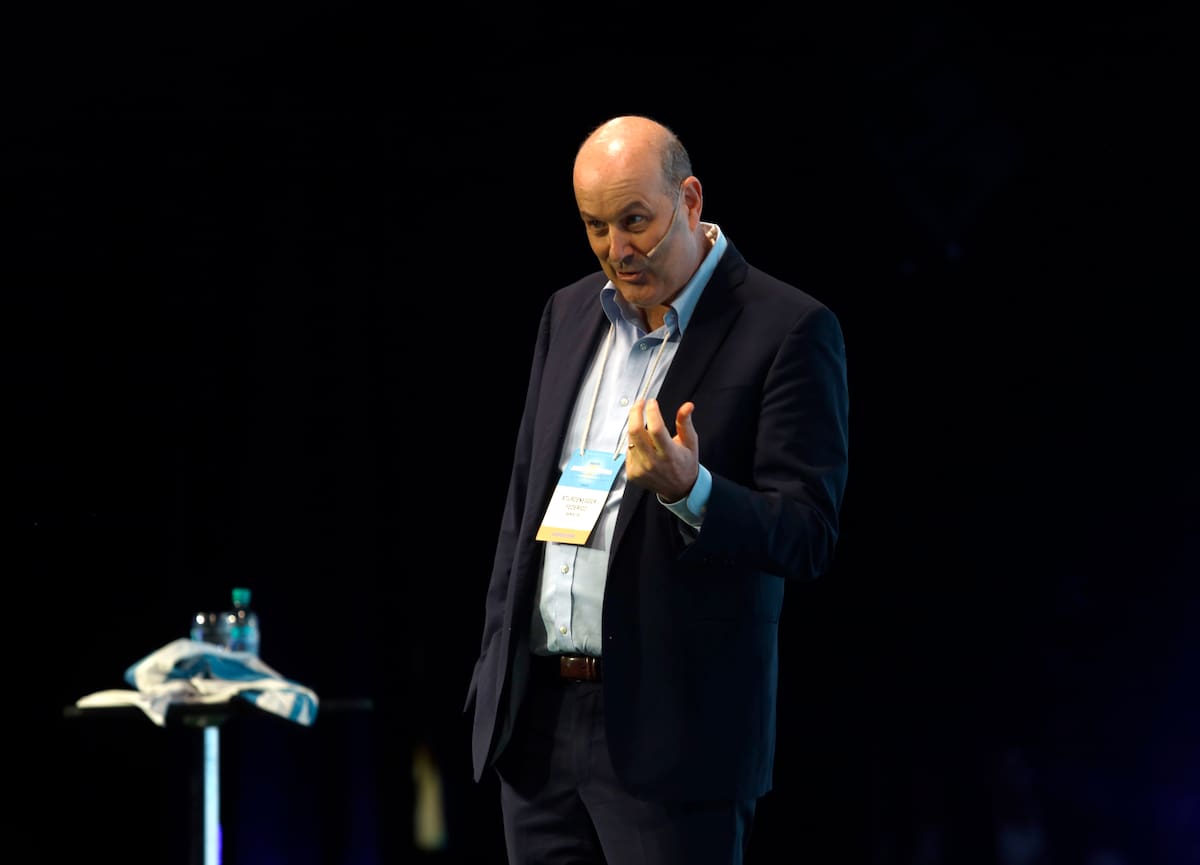 Ministro Sturzenegger defiende a los argentinos que viajan al exterior: "Son los héroes de la producción