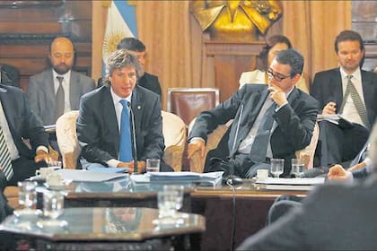 El entonces ministro de Economía Amado Boudou, cuando expuso en la Comisión de Presupuesto del Senado sobre el canje de la deuda en 2010