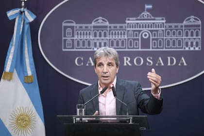 El ministro de Economía argentino, Luis Caputo, anunció el viernes la eliminación del capítulo fiscal de la ley ómnibus. Foto: JULIÁN ÁLVAREZ - TÉLAM